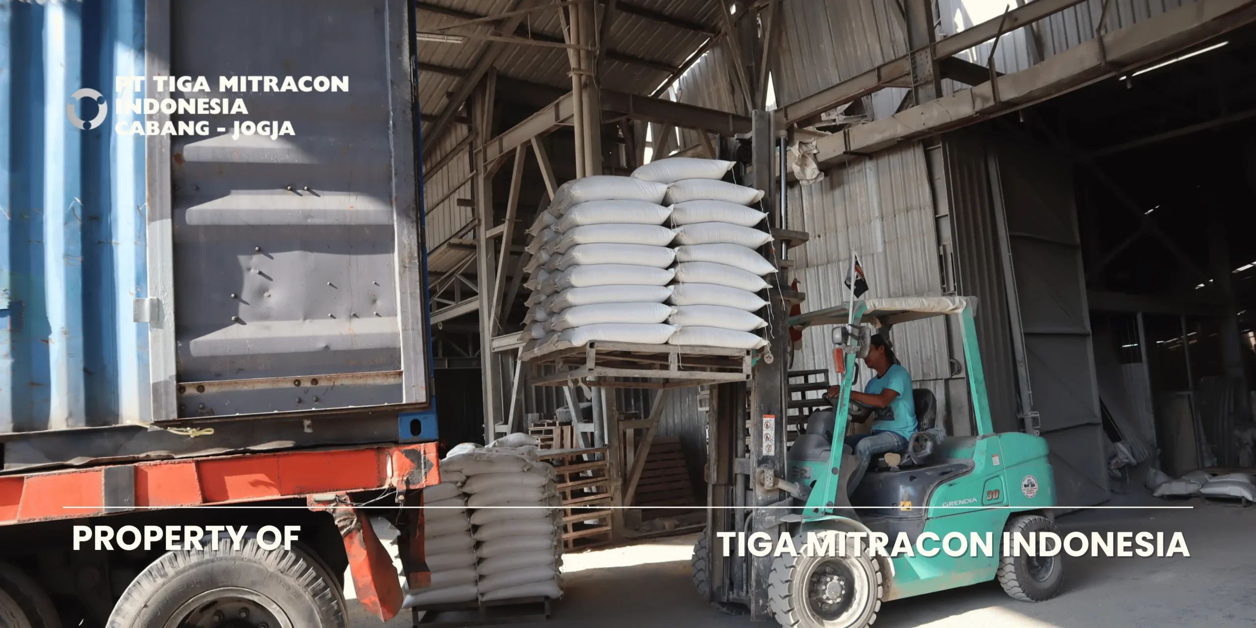 Pengiriman semen mortar dan material bangunan di gudang PT Tiga Mitracon Indonesia Cabang Jogja menggunakan forklift